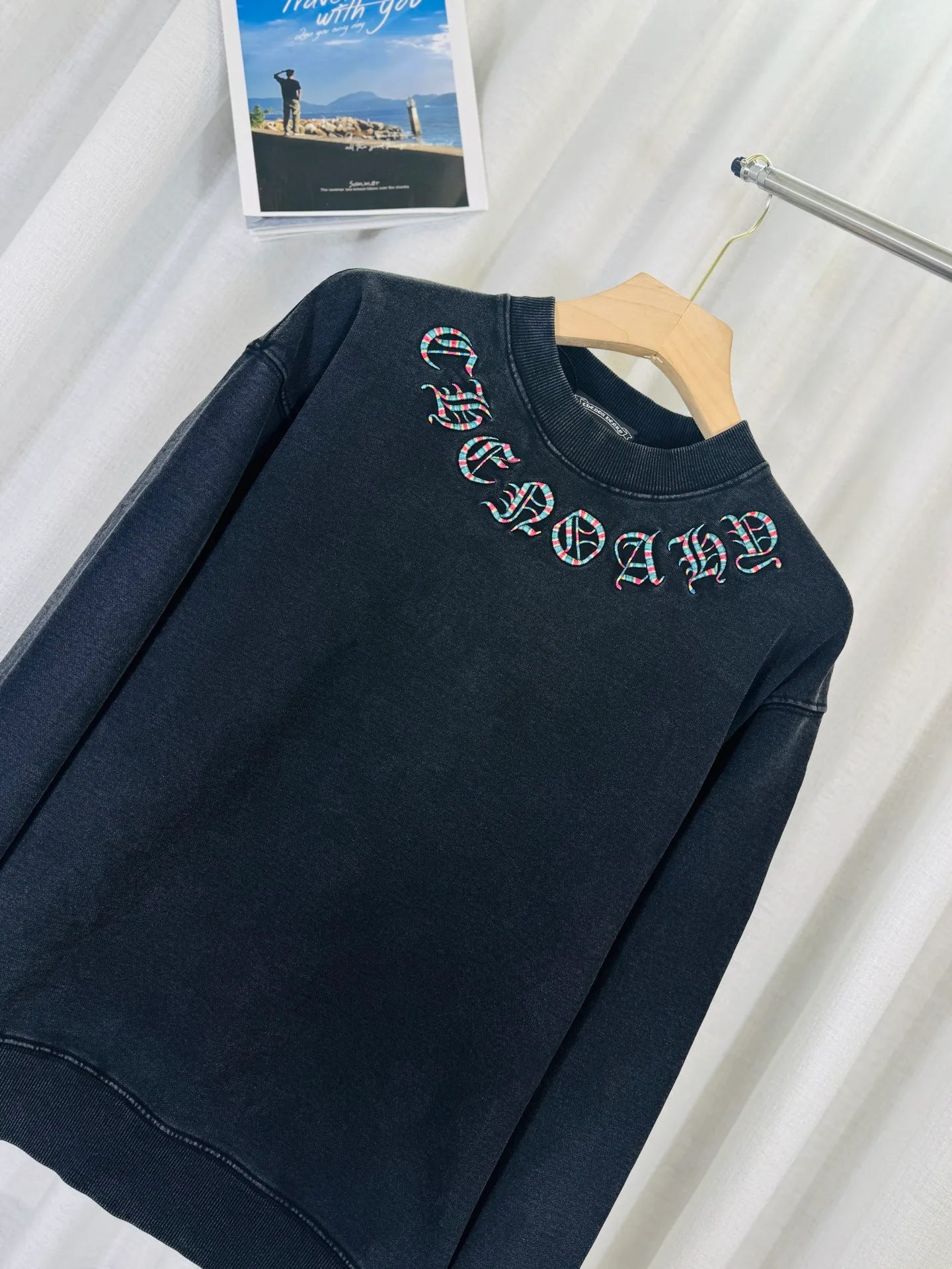 P270 top version, real shot without P, ​​different from market currency) 𝗖𝗵𝗿𝗼𝗺𝗲 𝗛𝗲𝗮𝗿𝘁𝘀/Cro Heart 2025 washed patch embroidery autumn and winter new original single counter American laser burnt 3D three-dimensional color embroidered couple casual sweatshirt 👑The highest version! Customized fabric 430g tripe terry fabric! American acid-washed and distressed original fabric laser burnt ✟appliqué embroidery and exquisite embroidery of letters! The best-selling model in the counter, very comfortable to wear. Accessories: original molded and authenticated collar label➕100% silk wash label. Genuine purchase-grade original hangtag➕matching hanging rope➕3D hanging beads➕original packaging bag. Craftsmanship: The original version has consistent wiring! The highest version of the armhole matching technique! Color: Gray Black Size: S M L XL Style No.: 9306